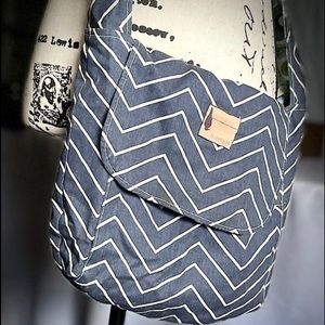 Purse-Reversible. Color navy blue/green/white. Very comfortable & cute purse.